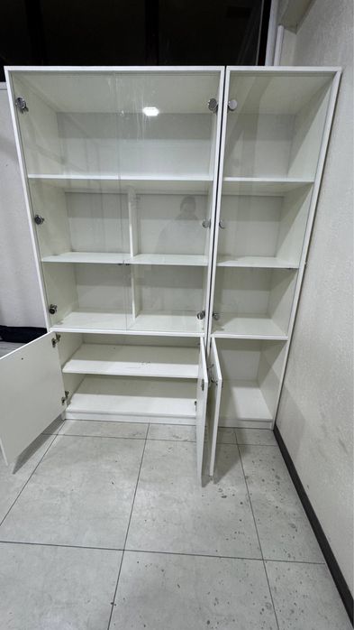 Продаётся витринный шкаф / шкаф с стеклянными дверцами