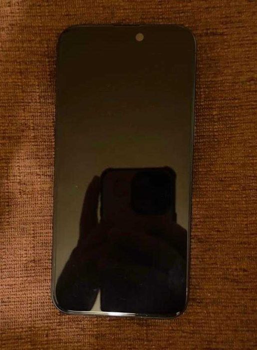 iPhone 15 Pro Max 256GB - 3000 lei si restul de huse si accesorii - 200 lei
