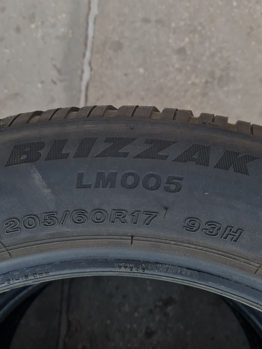 Зимни гуми 2 броя BRIDGESTONE Blizzak LM0005 205 60 R17 дот 3620