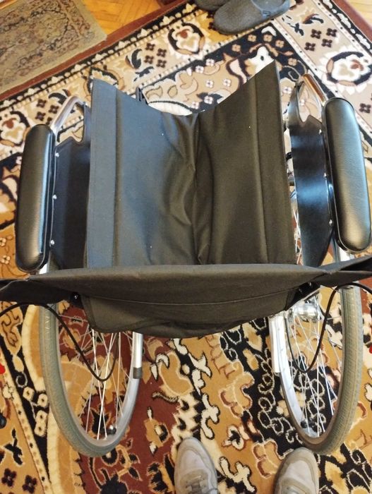 Scaun cu rotile pentru persoane cu dizabilități