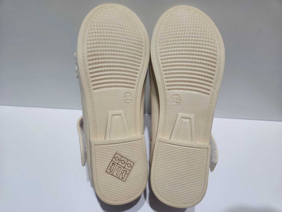 Кремави детски обувки с перлички и цветчета