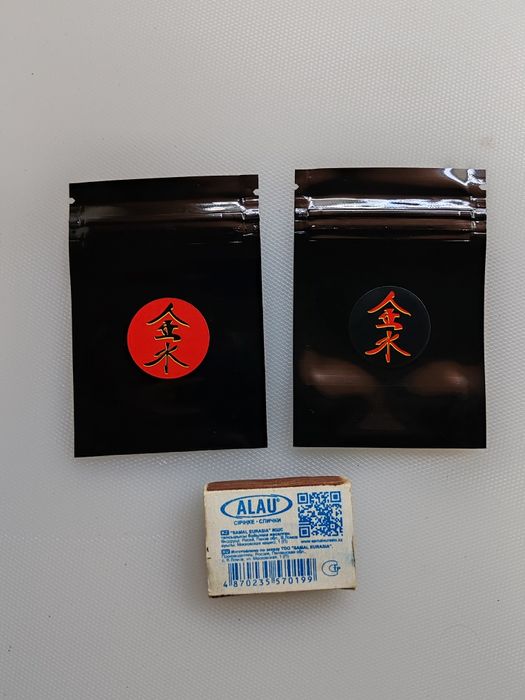 Чёрные зип-лок пакетики.