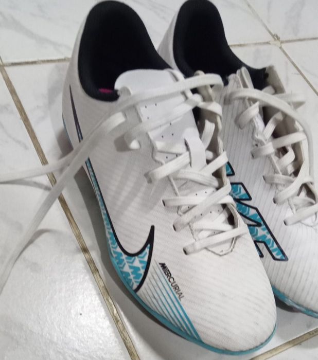 Zara обувки No 36. Runners обувки No 36. Nike бутонки No 36.
Runners детски високи спортни обувки No 36, 5€
Zara високи обувки No 36-със забележка 5€