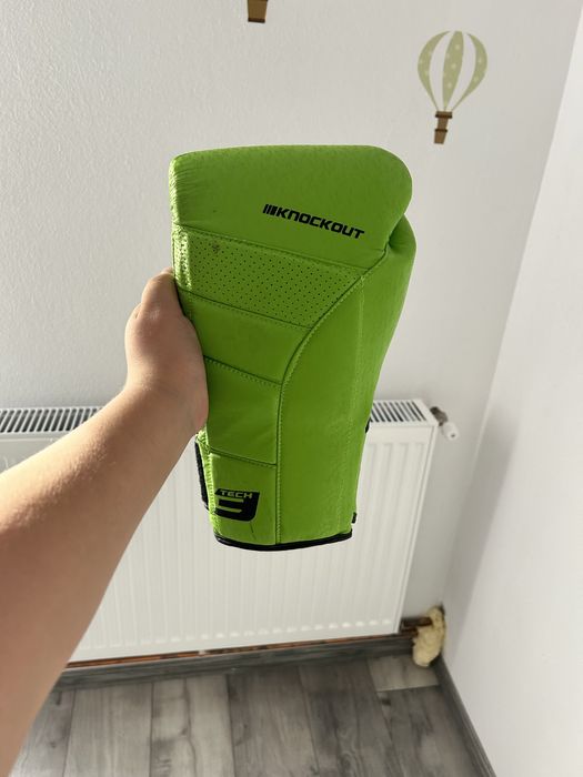 Vand manusi de box , se vinde si separat