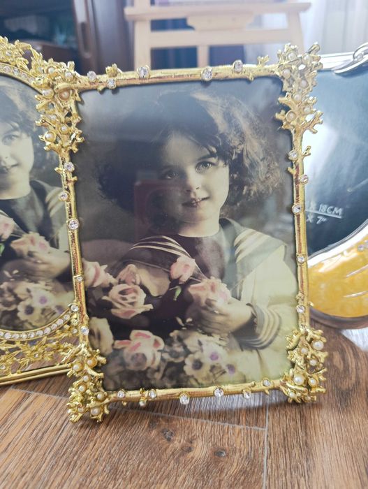 Продаётся фоторамка металлическая.