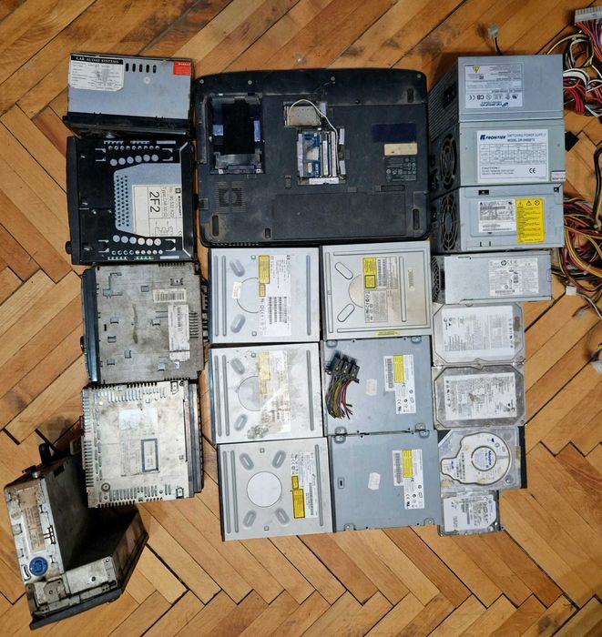 Lot mare electronice și piese – telefoane, smartphone-uri, tablete, componente PC, laptop, casetofon auto