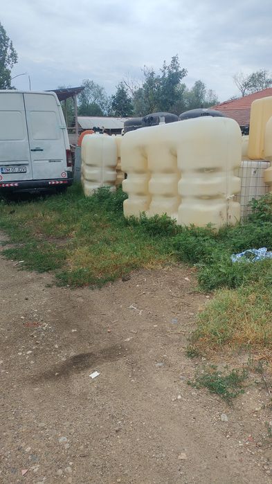 Vând bidoane de 1000 l cu grătar și robinet curate.