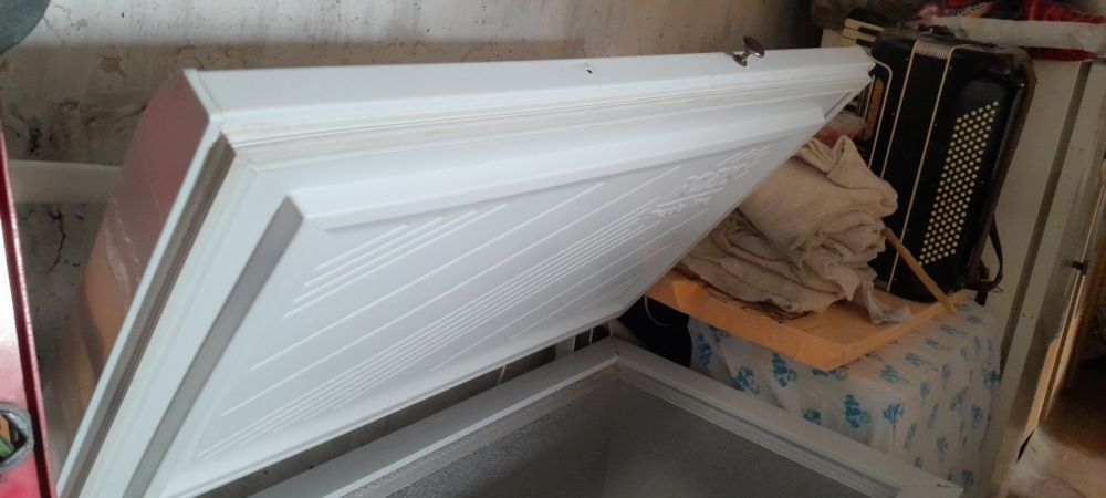 Продам морозильник, на  запчасти. Рабочий.
