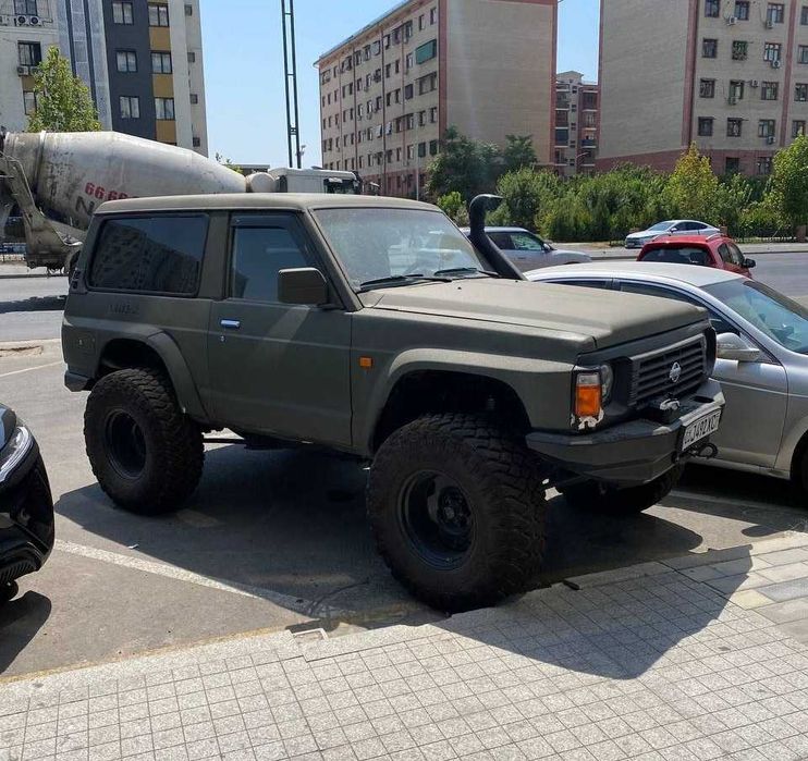продается Nissan Patrol Y60 каратишка. Мотор 3UZ. Балон 37дюмь