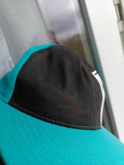 Sapca Famous Star and Straps