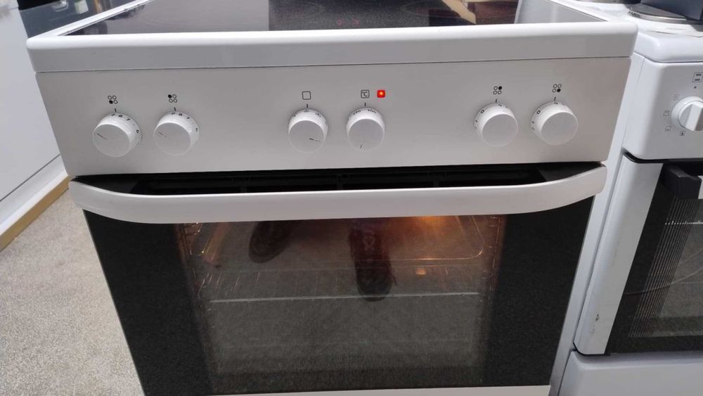 Готварска печка с керамичен плот Electrolux-Електролукс 74 л 60 см