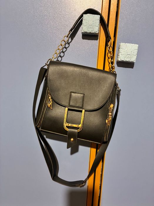 Чантичка със златисти елементи