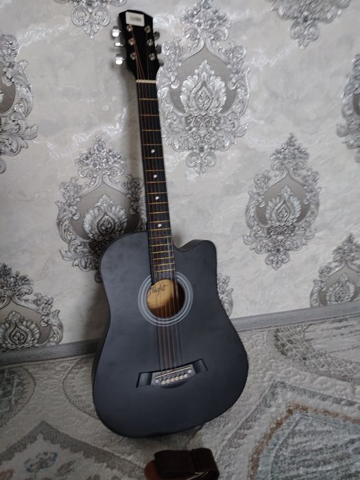 Gitara sotildi narxi kelishildi holatlari zo'r olinglar juda ham zo'r.