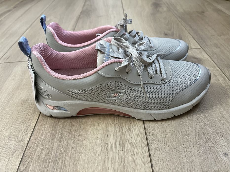 Продаются кроссовки Skechers ArchFit.