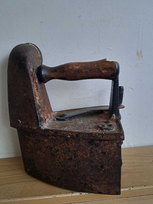 Fier vechi de călcat din fontă cu horn. Colecție