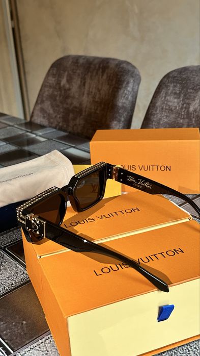 LV Millionaire Black