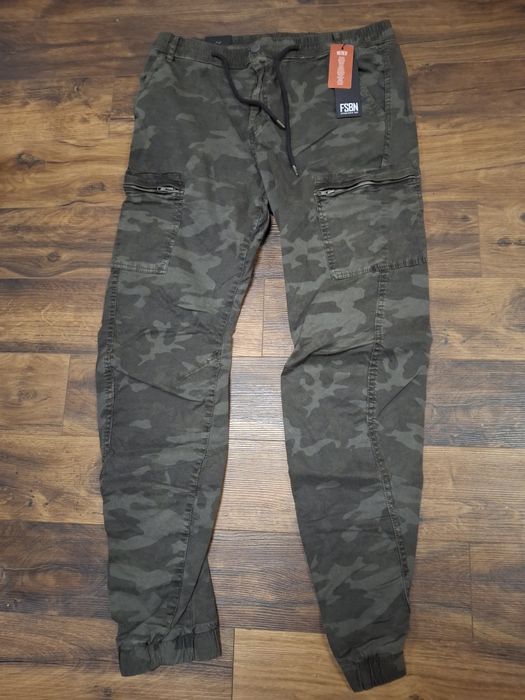 Чисто нов мъжки фирмен панталон Л размер