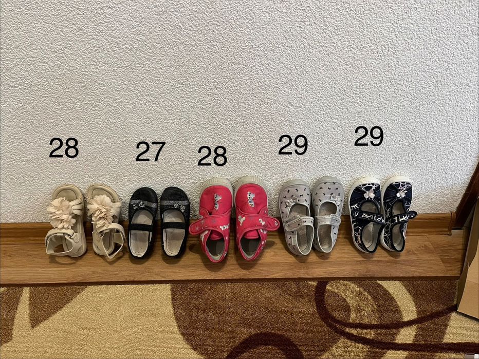 Подарявам пантофи и сандали за момиче 27-29