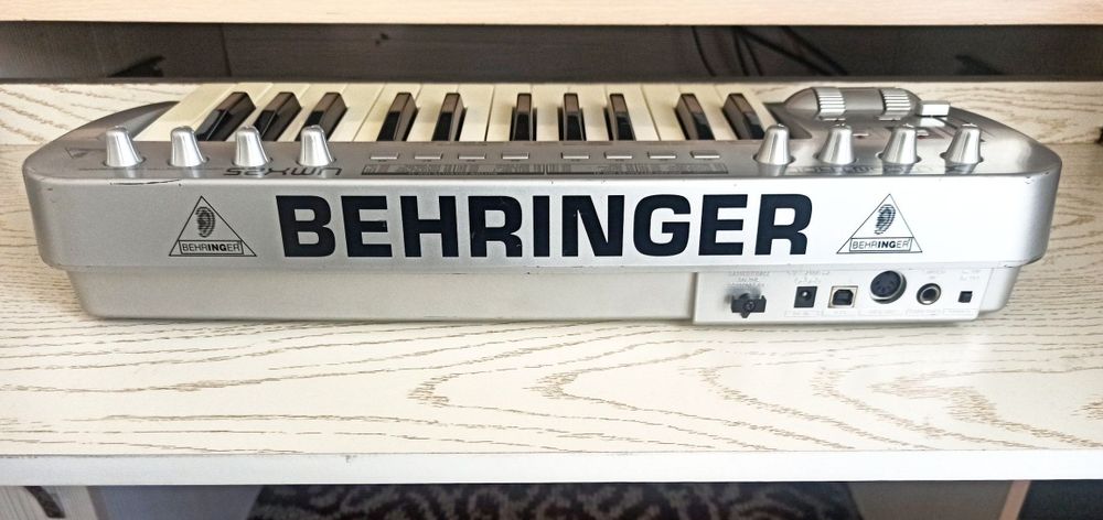 Behrenger umx 25 midi kllavish sotiladi.