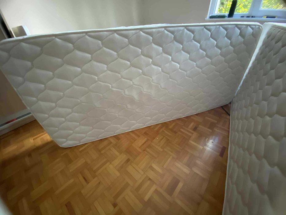 Използвано двуетажно детско легло -масивно дърво и 2 матрака 82х190см.