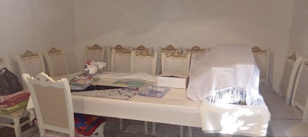 Стол и стулия продоётся