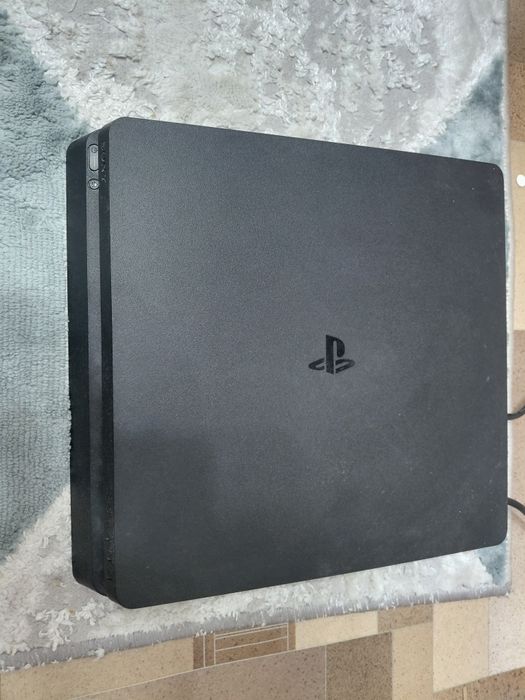 Продам игровую консоль PlayStation 4 в отличном состоянии с комплектом
