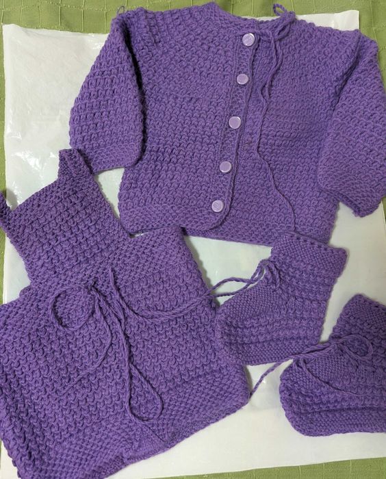 Ръчно плетени бебешки жилетки, шапки, елечета.