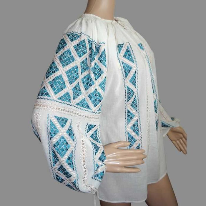 Ie traditionala lucrata manual cu matase turcoaz pe panza fina crem