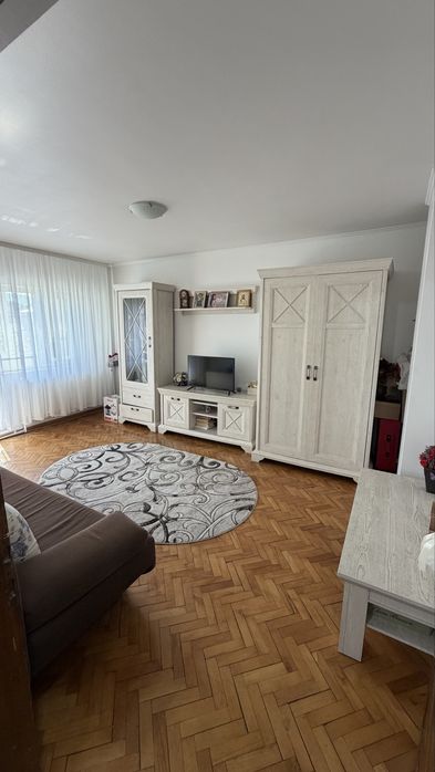 Apartament de inchiriat cu 2 camere, decomandat, etajul 1, str. Victoriei, balcon inchis, 52 mp