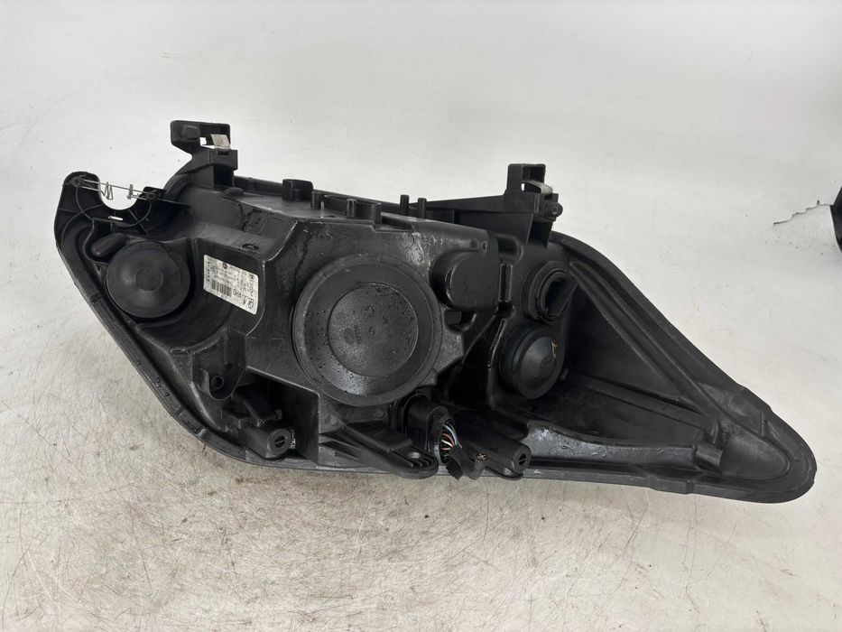Far stanga/dreapta Ford Kuga an 2010