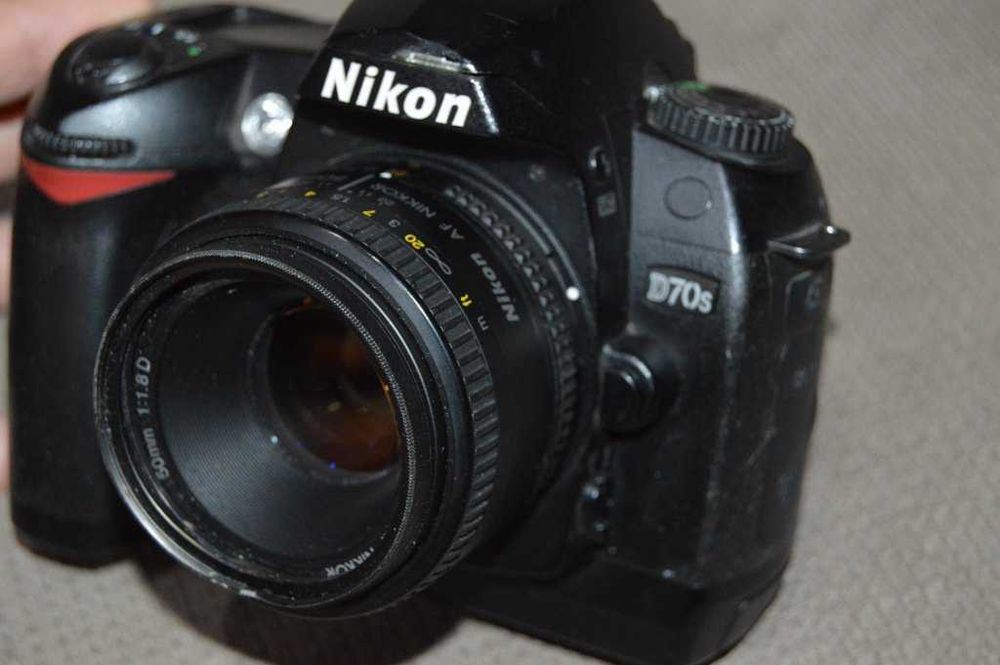 Aparat foto DSLR NIKON D70s + obiectiv Nikkor AF 50mm citeste anuntul