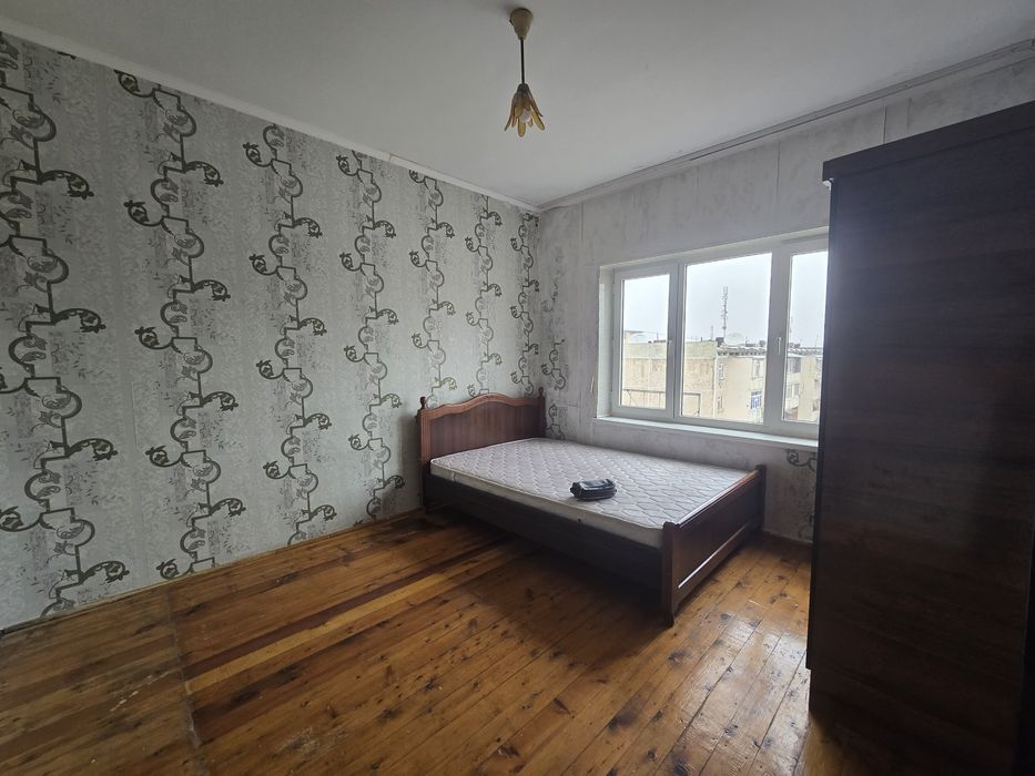 Zudlik bilan frunze massifda 3xonali kvartira sotiladi