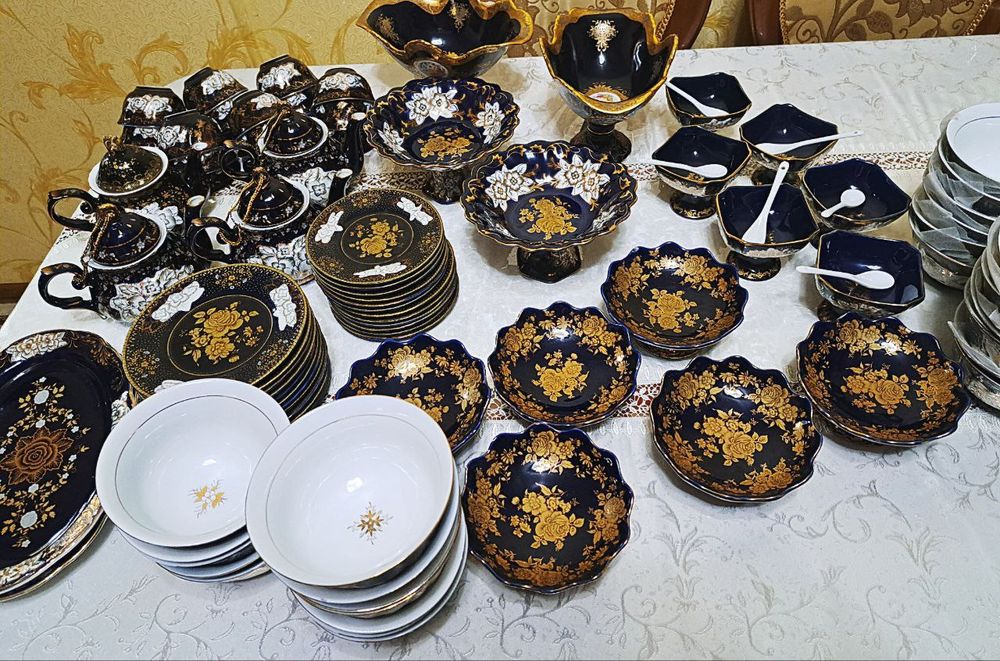 Xizmatkor pol yuvmoqda