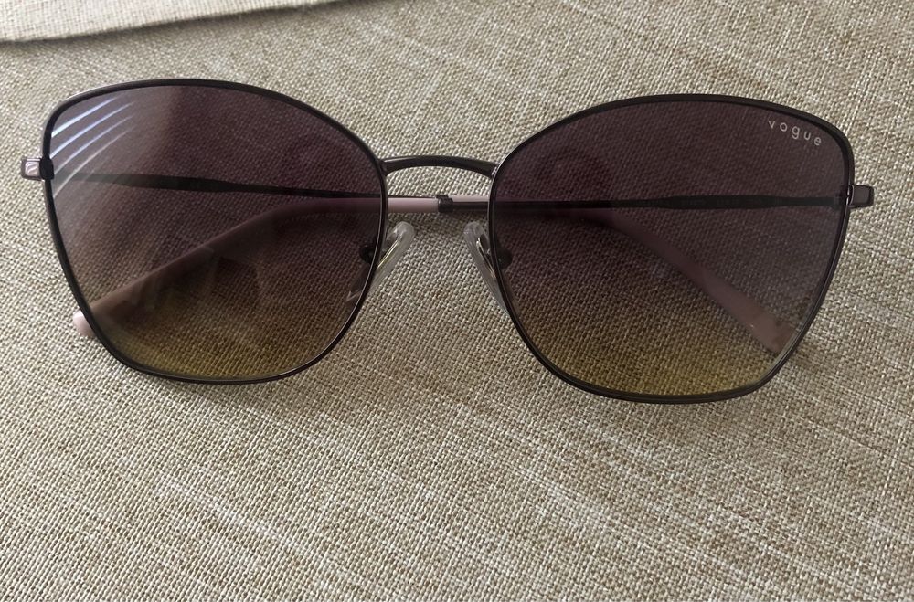 Дамски слънчеви очила Vogue, розово-лилава бленда на стъклата