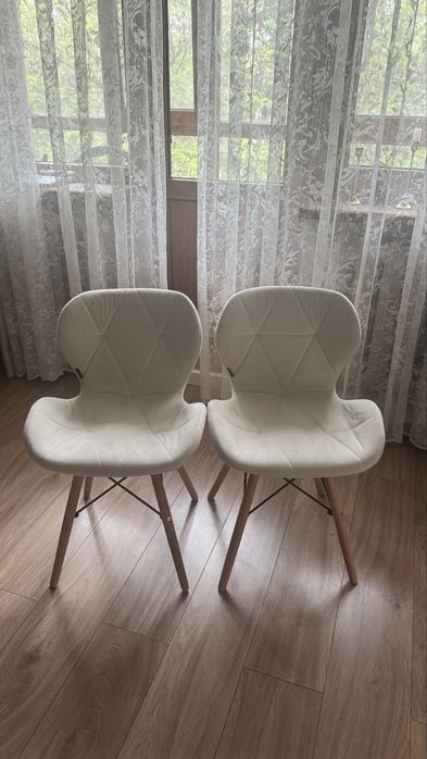 Продам стулья белые