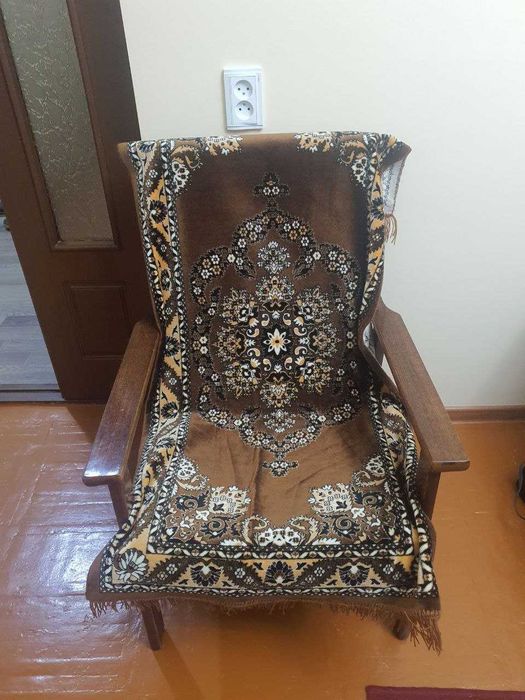 Продам комплект мебели : диван- кровать и 2 кресла