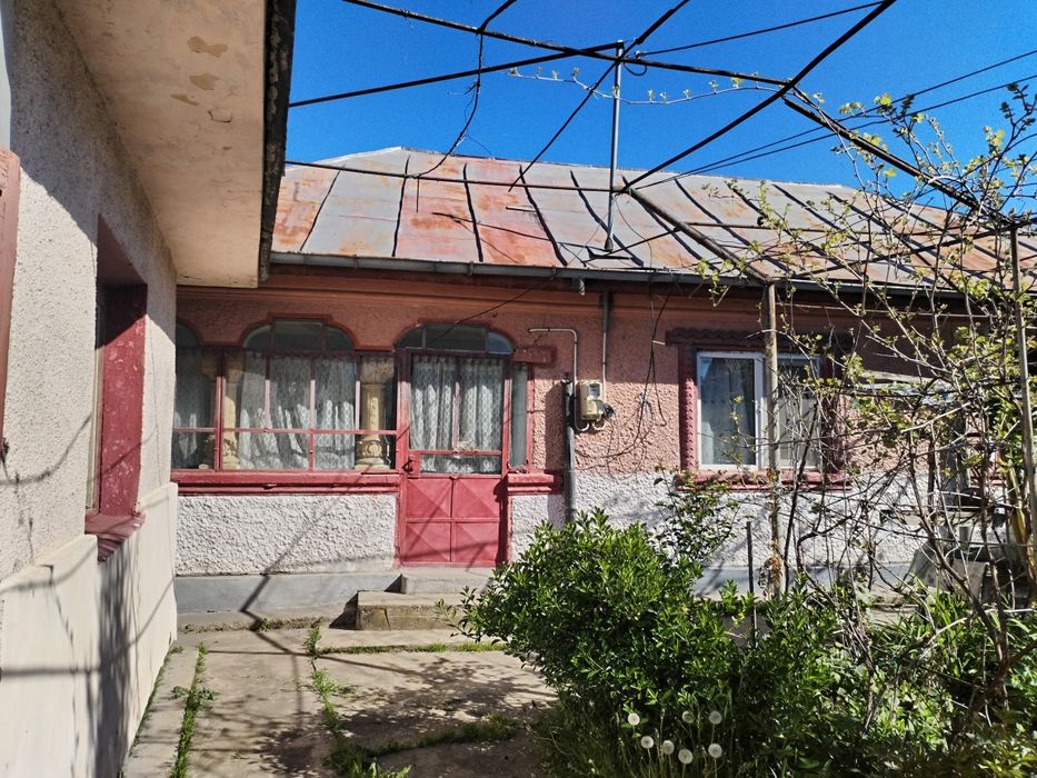 Teren cu casă de vânzare Titu(Salcuta 920 mp teren) - casă veche cu 3 camere
