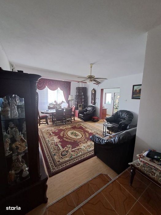 Vând casă  parter cu mansarda