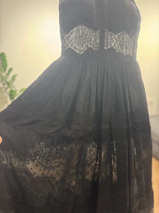 Черна рокля с дантела и сатен