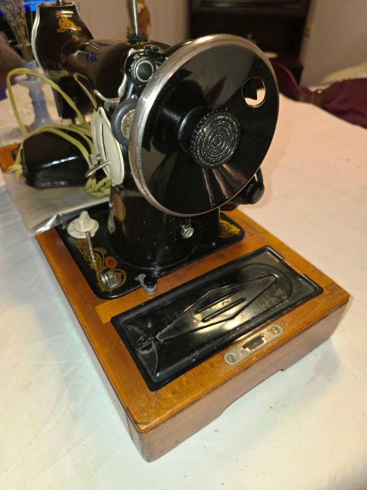 Продавам запазена съветска електрическа шевна машина „Класса 2-М”