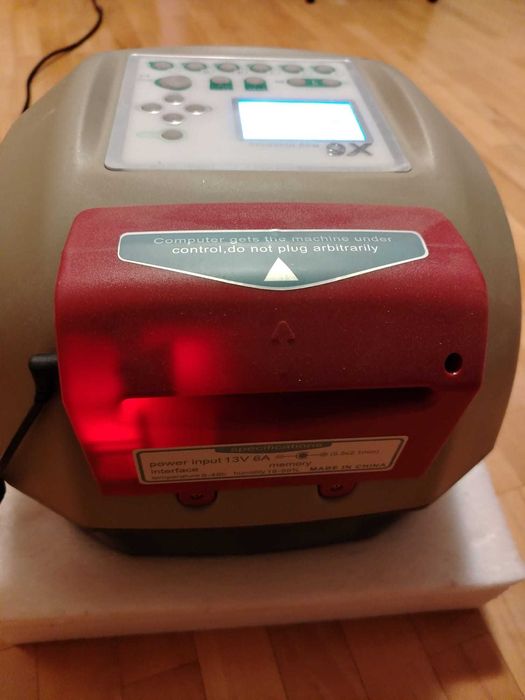 Masina copliat chei auto X6 - stare excelenta - set cleme incluse