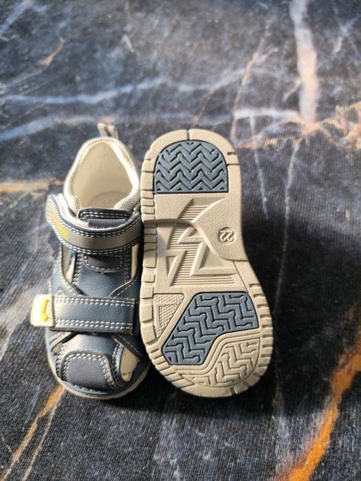 Продам новые сандалии 22 размера