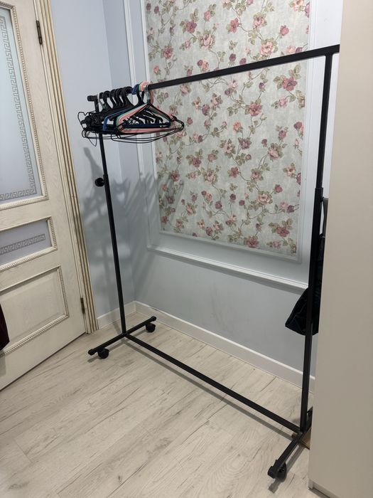 Стойка для одежды на колесах (вешалка напольная)