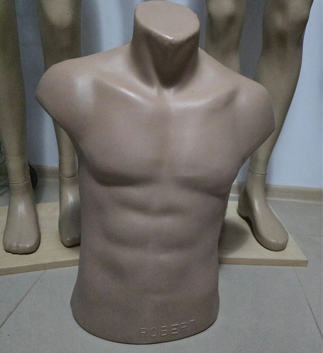 Rafturi metalice pentru aprozar și manechine pentru spații comerciale.