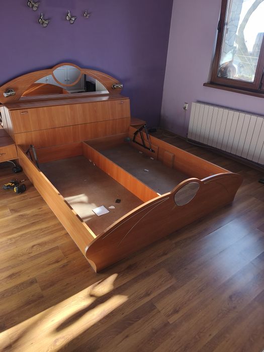 Спалня с ракла и нощни шкафчета