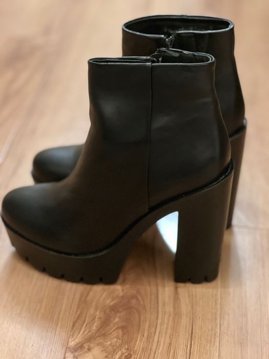 Продаются  ботильоны