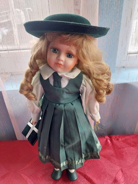 Păpușă din porțelan de colecție.