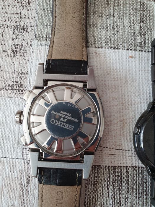 Продавам оригинални часовници работят перфектно