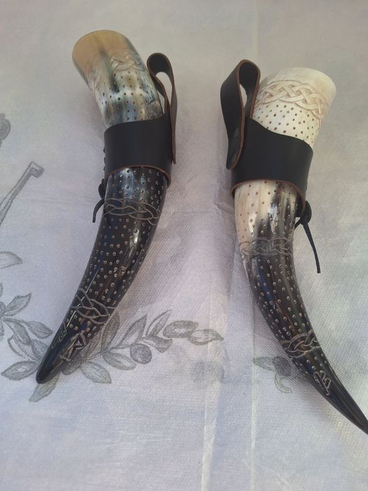 Чаша от естествен рог с кожен калъф.