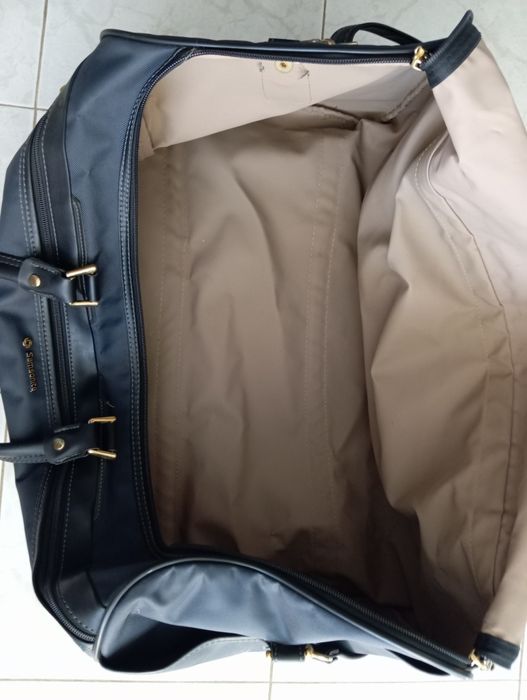 Оригинален куфар samsonite в син цвят с два броя колела